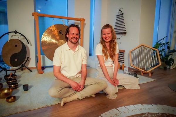 Bild 1 von 3: Im Bild: Tantra-Lehrer Bernhard Semmler gemeinsam mit seiner Partnerin Nadin Menzer bei einem Workshop im Energy Studio in Wien.