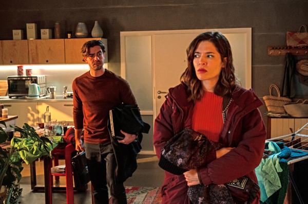 Bild 1 von 4: Dicke Luft? Kriminalkommissarin Lea Gomez (Jasmin Gassmann) und Freund Rechtsmediziner Dr. Benedikt Förster (Florian Wünsche) haben mit Beziehungsproblemen zu kämpfen.