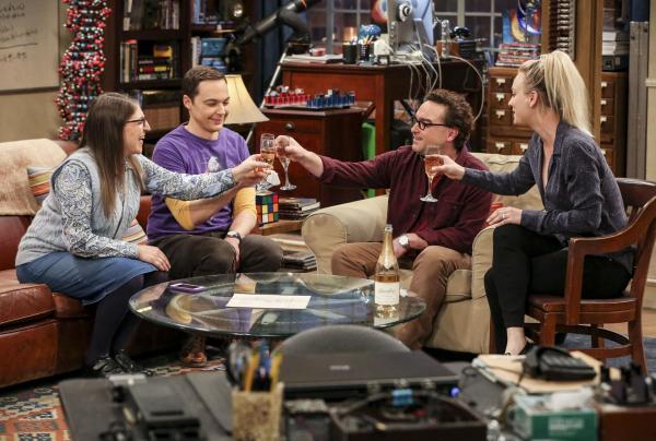 Bild 1 von 10: (v.l.n.r.) Amy (Mayim Bialik); Sheldon (Jim Parsons); Leonard (Johnny Galecki); Penny (Kaley Cuoco)