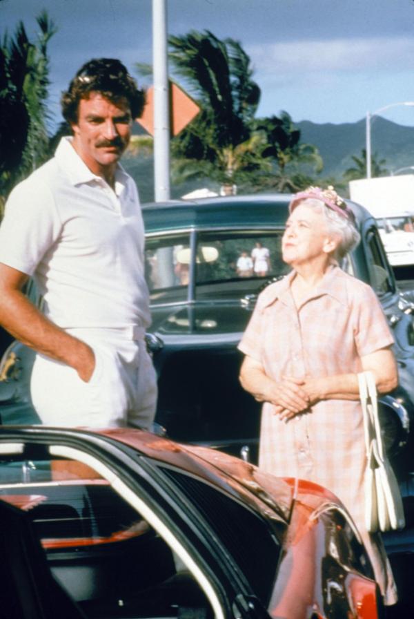 Bild 1 von 10: Magnum (Tom Selleck, l.) ist in einen Unfall mit einer älteren Dame (Georgia Schmidt, r.) verwickelt ...
