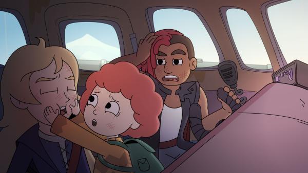 Bild 1 von 3: Nach dem überstandenen Flugzeugabsturz versucht Ormhildur Gudrun im Cockpit des Fliegers zu wecken.