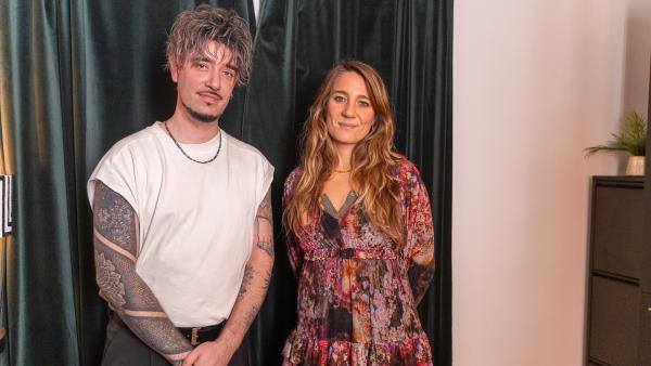 Bild 1 von 4: Biologin Jasmina Neudecker (r.) spricht mit Sänger Christian Durstewitz (l.) über dessen Depression und dass sich diese durch Scham noch verschlimmert habe.
