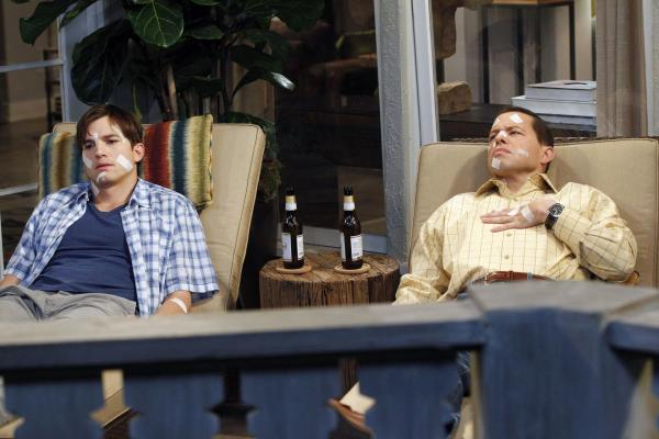 Bild 1 von 14: Nachdem Walden (Ashton Kutcher, l.) sich wieder von Rose getrennt hat, muss nicht nur er, sondern auch Alan (Jon Cryer, r.) ihre Rache spüren ...