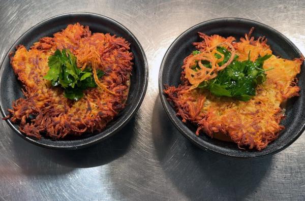 Bild 1 von 2: In Zürich werden Rösti traditionell mit Kalbsgeschnetzeltem serviert.