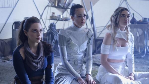 Bild 1 von 5: (v.l.n.r.) Hope Mikaelson (Danielle Rose Russell); Josie Saltzman (Kaylee Bryant); Lizzie Saltzman (Jenny Boyd)