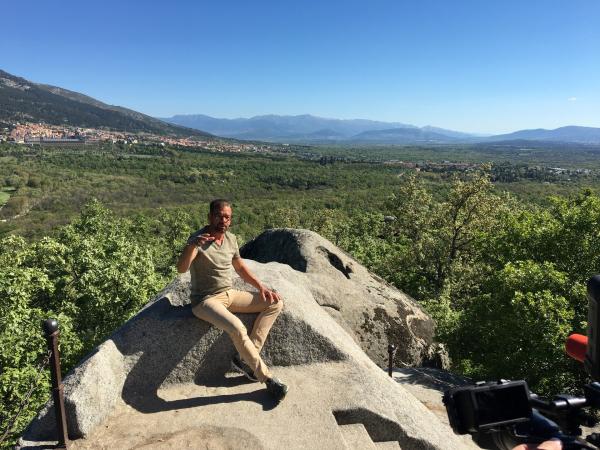 Bild 1 von 1: Biogärtner Karl Ploberger im Hintergrund der königliche Sitz der San Lorenzo de El Escorial, historische Residenz.