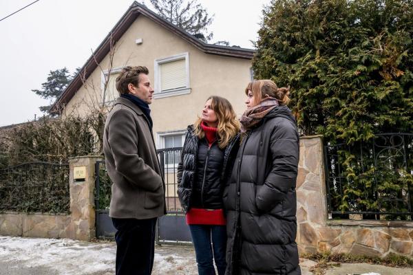 Bild 1 von 7: Im Bild: Christoph Feurstein begleitet die Familie von Natascha Kampusch, zu der er seit dem ersten Interview nach ihrer Selbstbefreiung vor 20 Jahren ein enges Vertrauensverhältnis aufgebaut hat. Gemeinsam mit Nataschas Schwester Claudia Nestelberger und deren Tochter Alina besucht er das Haus in Strasshof, in dem Natascha jahrelang von Wolfgang Priklopil gefangen gehalten wurde.