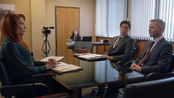 Bild 1 von 3: Der Staatsanwalt Wesley Evers (Shawn Ashmore, M.) wird von seiner Ex-Verlobten, der cleveren Anwältin Monica Stevens (Bridget Regan, l.) als Zeuge vernommen. Sie vertritt dabei unnachgiebig ihren Mandanten, während Wesley Evers von seinem Kollegen Sean Del Monte (Michael Trucco, r.) unterstützt wird.