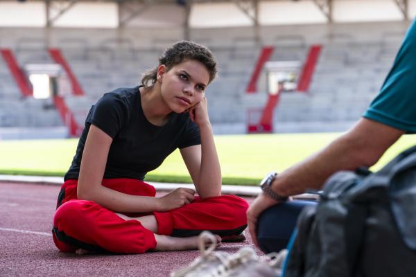 Bild 1 von 5: Ava (Mia Stieber, li.) bekundet Herrn Hauser (Frederic Heidorn) ihr Desinteresse am Tanzen.