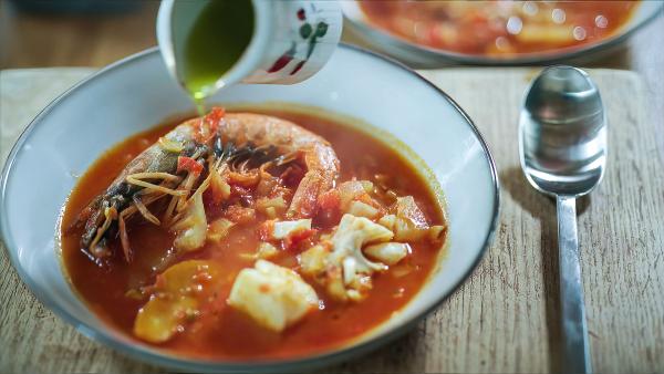 Bild 1 von 6: Eine französische Bouillabaisse, ein Gericht, das angeblich aus dem Hafenviertel von Marseille stammt.