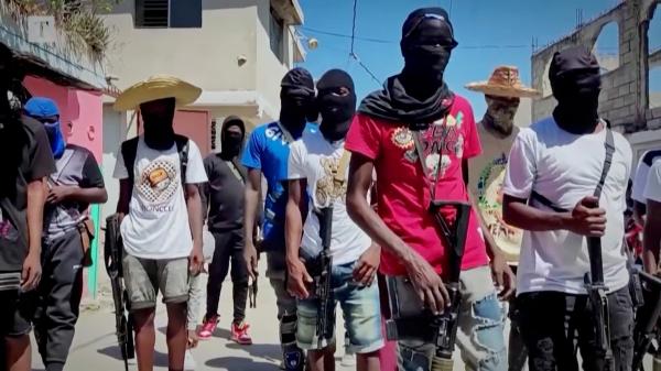 Bild 1 von 5: Bewaffnete und maskierte Männer stehen sinnbildlich für die eskalierende Ganggewalt in Haiti. Die Unsicherheit prägt den Alltag vieler Menschen und verschärft die Spannungen in der Grenzregion.