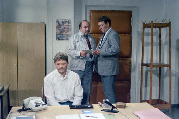 Bild 1 von 2: V.l.n.r.: Gert-Hartmut Schreier (Eberhard Sebnitz), Wolfgang Dehler (Oberleutnant Dillinger), Lutz Riemann (Oberleutnant Zimmermann)