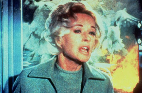 Bild 1 von 4: Melanie Daniels (Tippi Hedren) während eines Überfalls der Vögel