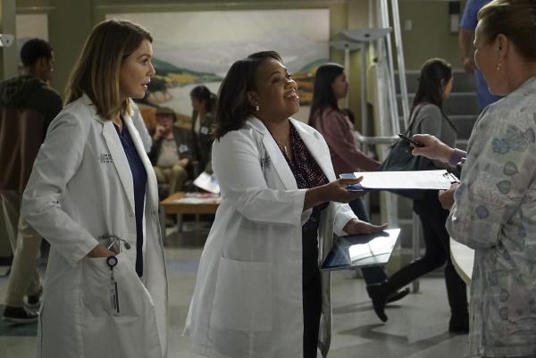 Bild 1 von 64: Ein stressiger Arbeitstag wartet auf sie: Meredith (Ellen Pompeo, l.) und Bailey (Chandra Wilson, r.) ...