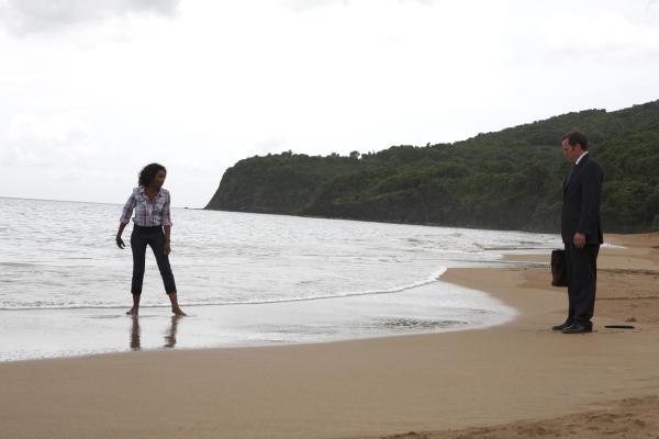 Bild 1 von 5: Camille (Sara Martins) versucht Richard (Ben Miller) die schönen Seiten des Insellebens näher zu bringen.