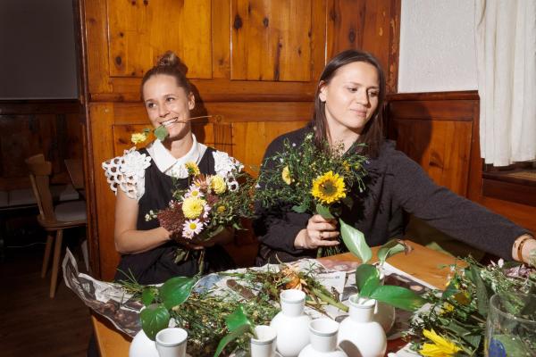 Bild 1 von 3: Im Bild: Kira Saskia Schinko und Wirtshausbetreiberin Marie Rahofer aus Kronstorf im berühmten Linzer Leopoldistüberl.