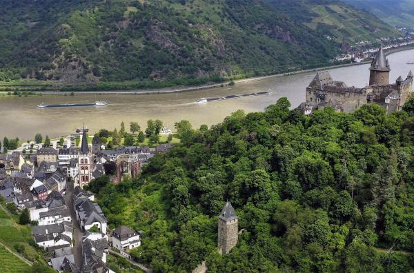Bild 1 von 5: Ortschaften wie Bacharach spiegeln noch heute den einstigen Glanz und Reichtum eines mittelalterlichen Städtchens wider. Hoch über der Ortschaft liegt Burg Stahleck.