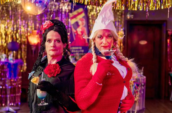 Bild 1 von 4: Die Männer haben keinen Zutritt zur Fasnetparty im Löwen. Markus (Sebastian Mirow, li.) und Bernd (Martin Wangler) versuchen ihr Glück als Frauen verkleidet.