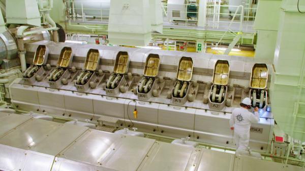 Bild 1 von 4: Unter Deck sorgen vier große Diesel-Generatoren für die Stromversorgung an Bord.
