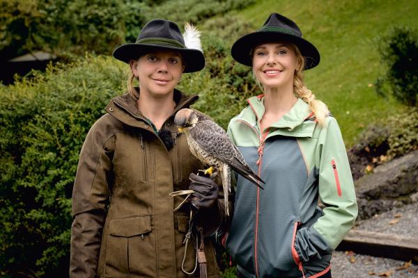 Bild 1 von 1: Im Bild: Falknerin Martina Grässle und Silvia Schneider auf Burg Hohenwerfen.