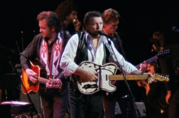 Bild 1 von 2: Johnny Cash (li.) und Waylon Jennings (re.) von The Highwaymen im Jahr 1990: Die Band war die erste Supergroup der amerikanischen Country-Musik.