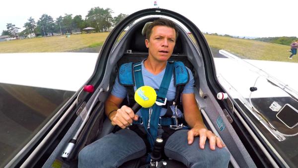 Bild 1 von 8: Bei der Beni Challenge wird es heute magisch: Beni, schaffst du es einen Gegenstand zum Schweben zu bringen? Wie soll Beni diese Aufgabe lösen? Zaubern kann er schließlich noch nicht und mit Magie hat er eigentlich nichts am Hut. Ob und wie Benedikt das schaffen will, bleibt bis zum Ende in der Schwebe...