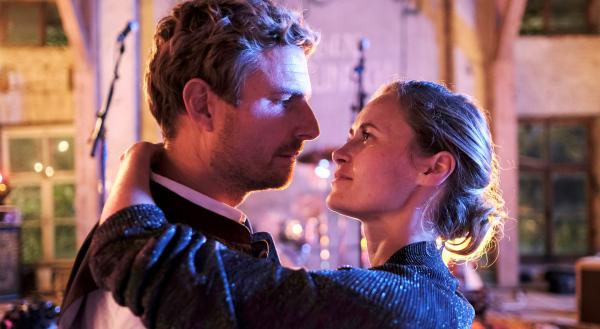 Bild 1 von 5: Ella (Inez Bjørg David) findet Gefallen an Florian (Leo Reisinger).