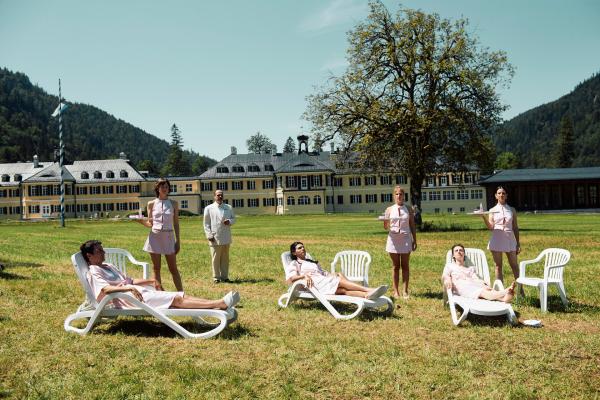 Bild 1 von 8: v.l.n.r. Karlheinz (Thomas Hauser), Kosmetikerin (Laura Fries), Hotelmanager (Samouil Stoyanov), Magda Gustav (Benjamin Radjaipour), Kosmetikerin (Jovana Reisinger), Romy (Julia Windischbauer), Kosmetikerin (Caroline Schreck). Karlheinz (Thomas Hauser), Romy Julia Windischbauer) und Magda Gustav (Benjamin Radjaipour) warten darauf, dass ihre Beauty Behandlung beginnt.