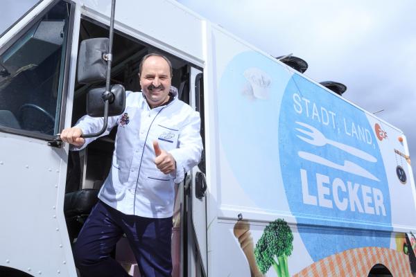 Bild 1 von 4: Johann Lafer am Küchen-Truck.