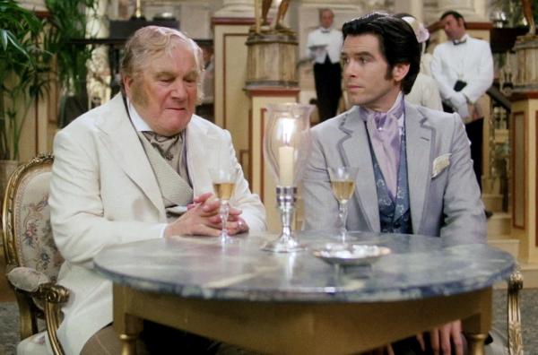 Bild 1 von 10: Detektiv Wilbur Fix (Peter Ustinov, li.) erklärt sich gegenüber Phileas Fogg (Pierce Brosnan, re.).