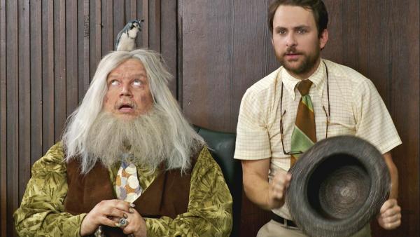 Bild 1 von 8: Pappy McPoyle (Guillermo del Toro, l.); Charlie Kelly (Charlie Day, r.)
