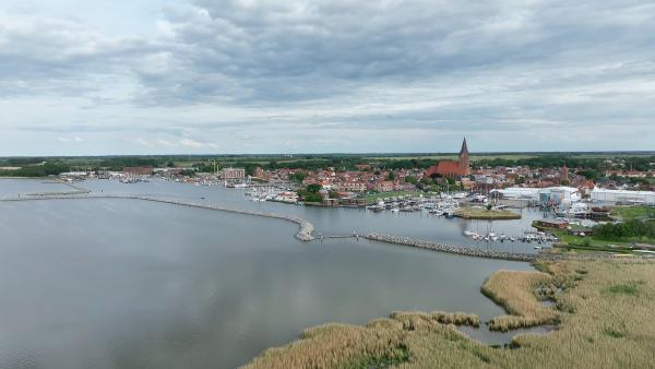 Bild 1 von 10: Im Schlamm des Barther Boddens, der Lagune zwischen der Halbinsel Zingst und der Kleinstadt Barth im Landkreis Vorpommern-Rügen, vermuten Forscher die sagenumwobene Handelsstadt Vineta.