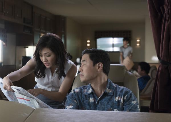 Bild 1 von 18: Jessica Huang (Constance Wu, l.); Louis Huang (Randall Park, r.)