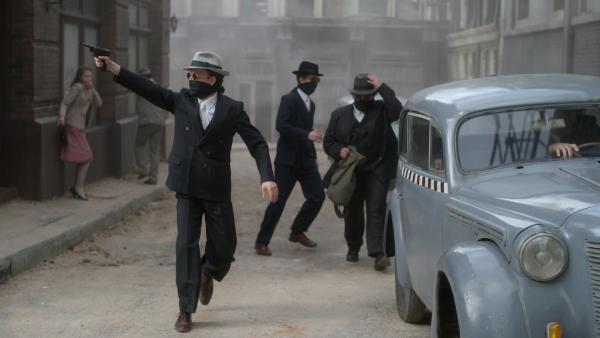 Bild 1 von 11: Der Kalte Krieg erschwert die Polizeiarbeit in Ost- und West-Berlin. Ein Vorteil für Werner Gladow und seine Bande: Regelmäßig fliehen sie nach ihren Straftaten über die Sektorengrenze.