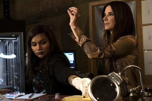 Bild 1 von 10: Amita (Mindy Kaling, l.); Debbie Ocean (Sandra Bullock, r.)
