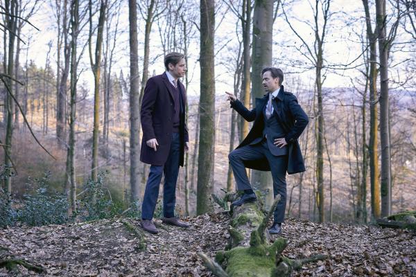 Bild 1 von 14: Andreas (Tom Schilling, r.) versucht, David (David Kross) auszufragen, weil er denkt, dieser stecke mit der Teamleitung unter einer Decke.
