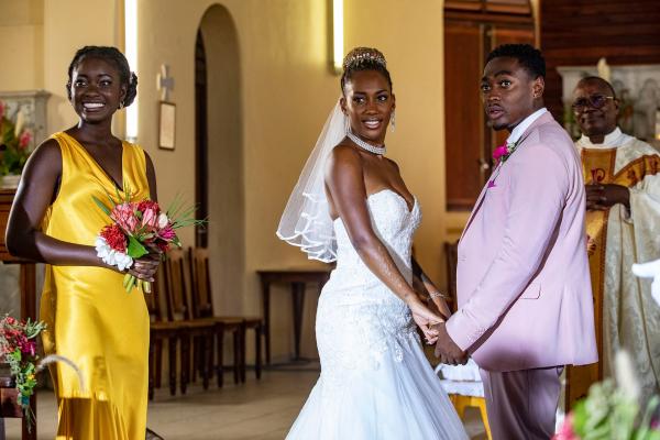 Bild 1 von 3: Naomi Thomas (Shantol Jackson, l.) ist auf der Hochzeit von Monique Hays (Gina Ré, M.) and Ty Edgars (Gamba Cole, r.) zu Gast, doch die Feier nimmt eine unerwartete und dramatische Wendung.