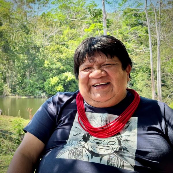 Bild 1 von 11: Auf seinen Kopf waren schon einmal 30.000 Euro ausgesetzt: Almir Surui, Vater von Txai und indigener Aktivist.