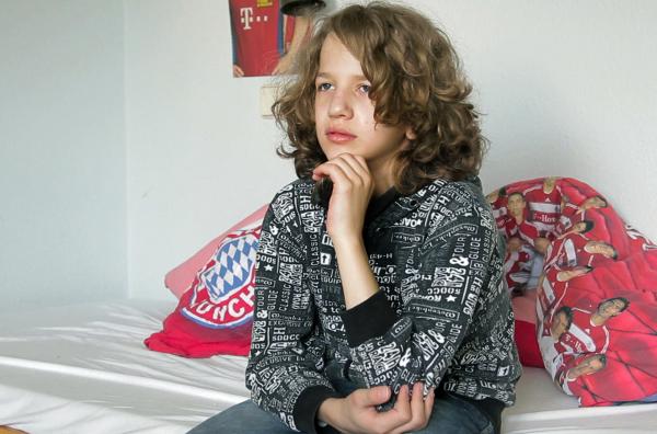 Bild 1 von 6: Der 15-jährige Tobi ein Jahr nach der Herztransplantation im Internat: Schon als kleines Kind wusste er, dass er anders war, dennoch war er zunächst gegen den Eingriff.