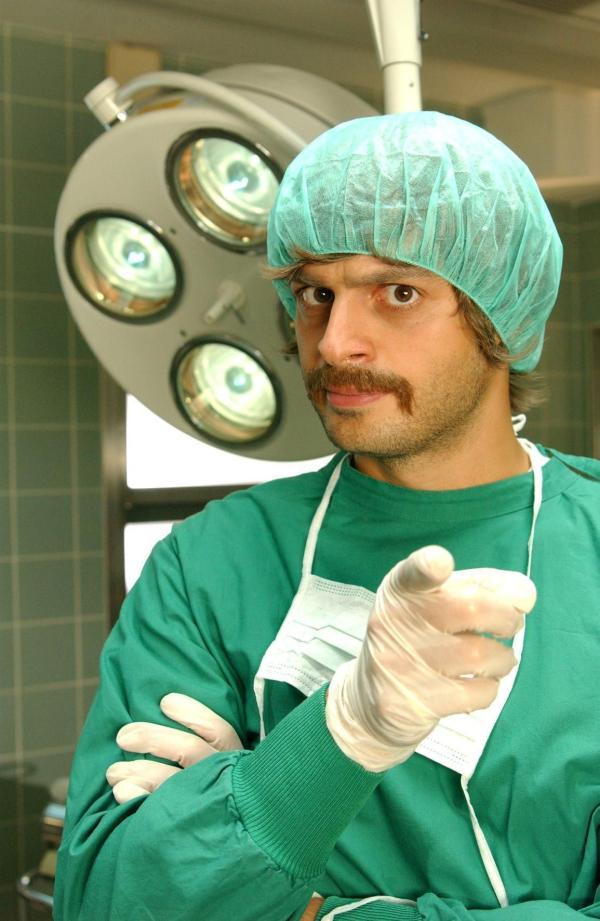 Bild 1 von 14: Kaya Yanar als polnischer Arzt im Einsatz