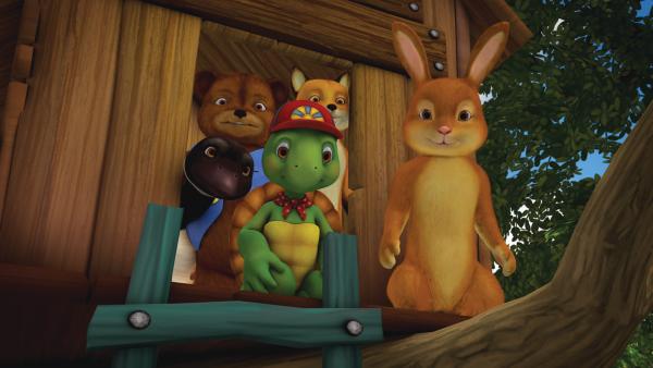 Bild 1 von 4: Jeder, der ins Baumhaus möchte, braucht nun ein Passwort. Biber hat es sich überlegt, doch es ist viel zu lang. Die Freunde überlegen, wie man es sich am besten merken kann.