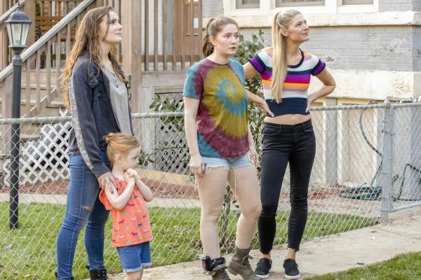 Bild 1 von 22: Im Bild (v.li.): Elise Eberle (Sandy Milkovich), Paris Newton (Franny), Emma Kenney (Debbie Gallagher), Kate Miner (Tami Tamietti).