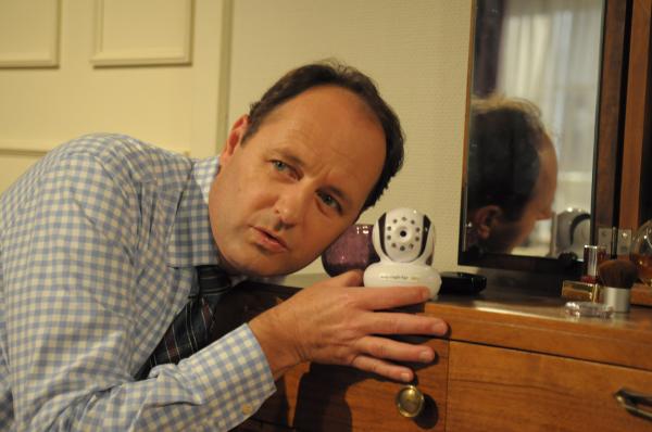 Bild 1 von 7: Hubert (Bernhard Ulrich) testet die Kamera des neue Babyfon.