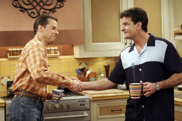 Bild 1 von 25: Das Kriegsbeil ist begraben: Charlie (Charlie Sheen, r.) und Alan (Jon Cryer, l.) ...