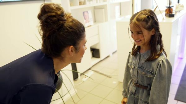 Bild 1 von 7: Für den Streich im Kosmetikstudio hat die 8-jährige Sara (r.) Pusteln ins Gesicht geschminkt bekommen, um den Kundinnen einen großen Schrecken einzujagen.