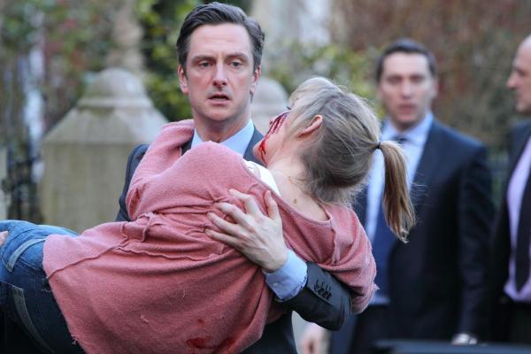 Bild 1 von 8: Andy Roper (Nicholas Gleaves, l.); Janet Scott (Lesley Sharp, r.)