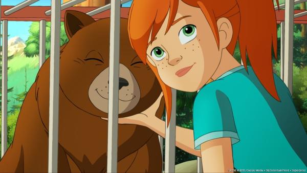 Bild 1 von 4: Zoé ist ganz begeistert von dem kleinen Bärenjungen, das sie gefunden haben.