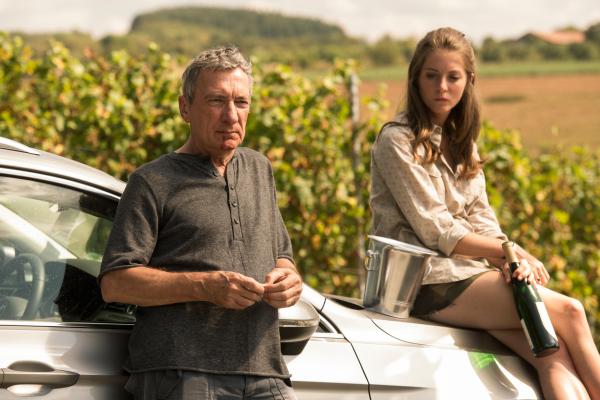 Bild 1 von 15: Laura Schäffler (Paula Kroh, r.) unterhält sich zum ersten Mal mit Markus Zerner (Rudolph Kowalski, l.), der damals im Fall ihrer verschwundenen Schwester ermittelt hat. Beide haben noch immer damit zu kämpfen.