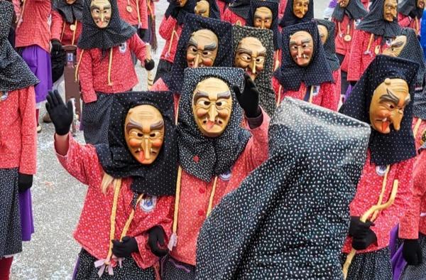 Bild 1 von 1: Pfanne, Besen und handgeschnitzte Holzmaske sind die Markenzeichen der Pfannenschlecker-Zunft aus Rheinbischofsheim. Sie feiert 2026 ihr 55-jähriges Bestehen. Mehr als 70 Zünfte aus der Ortenau, dem nahen Frankreich und der Schweiz haben sich zu diesem närrischen Jubiläum angesagt. Höhepunkt ist der große Umzug von mehr als 3000 Hästrägern und Umzugswagen durch den Ort. Der SWR überträgt live.