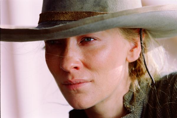 Bild 1 von 6: Das Leben als Farmerin und alleinerziehende Mutter zweier Töchter hat Maggie Gilkeson (Cate Blanchett) abgehärtet.